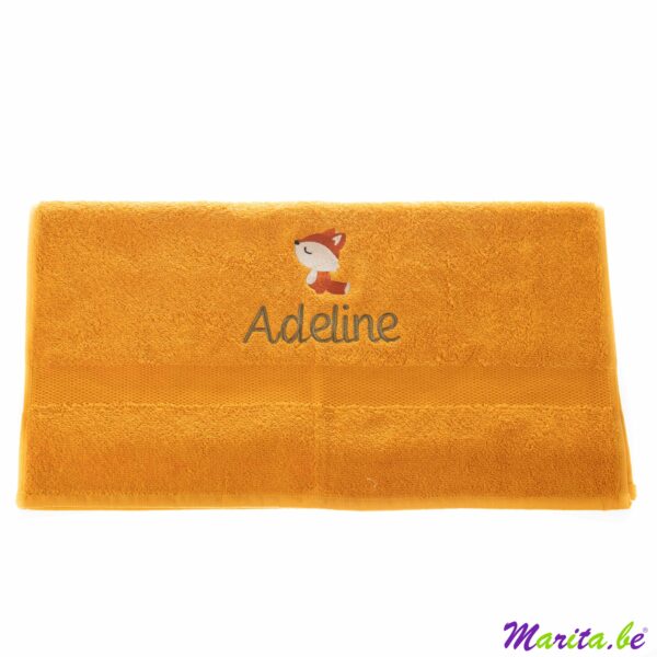 handdoek oker met naam geborduurd Adeline