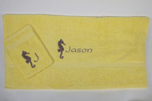 set handdoek en washandje geel met naam en zeepaarde geborduurd