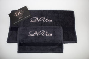 set serviette et serviette d'invité avec logo brodé pour un salon de beauté