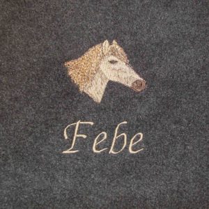 antraciet fleece sjaal met paard en febe geborduurd
