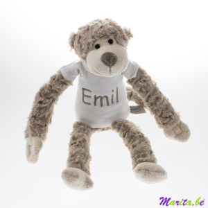 dit aapje is van Emil, zijn shirt is geborduurd met zijn naam