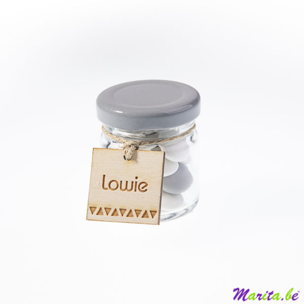 Un beau petit bocal gris, rempli de dragées, avec étiquette gravée pour Lowie