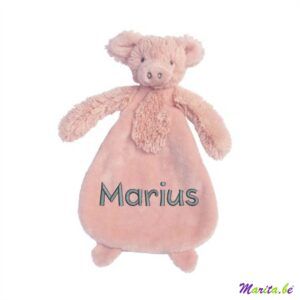 un doudou porcelet brodé pour marius