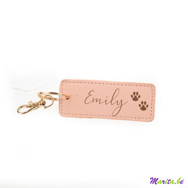 emily houdt van honden, en ze bestelde deze sleutelhanger voor zichzelf